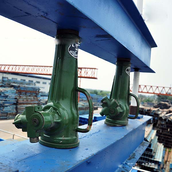 機械千斤頂應用與工廠工字鋼固定工作