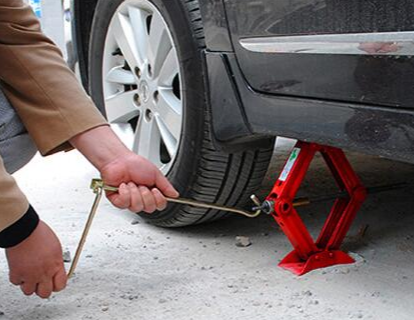 車載千斤頂使用中