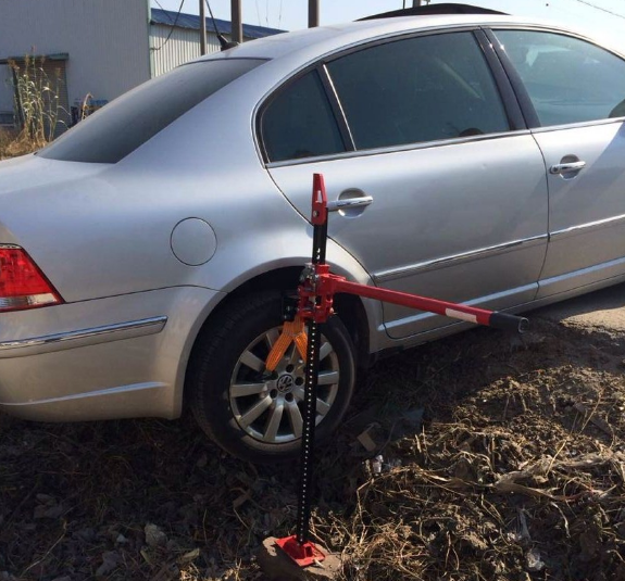 千斤頂協(xié)助汽車脫困