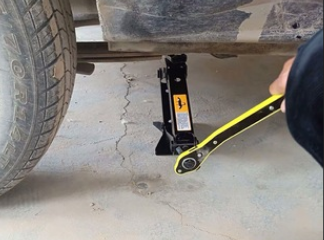 車載千斤頂頂升車輛