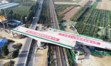 機(jī)械千斤頂助力德上高速公路鋼構(gòu)梁轉(zhuǎn)體工作